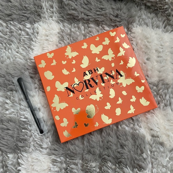 ABH Norvina collection eyeshadow w/ brush